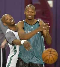 San Cassell (izquierda) y Ray Allen, ayer durante el entrenamiento de los Celtics de Boston