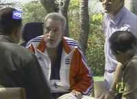 El líder cubano Fidel Castro conversa con los presidentes Hugo Chávez (izquierda) y Raúl Castro, durante una reunión realizada el pasado martes, en imagen difundida por la televisión de la isla