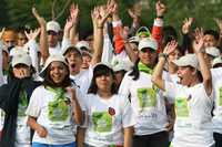 Jóvenes que participarán en el programa Empleo juvenil de verano 2008 corearon porras antes del acto de inauguración que encabezó el jefe de Gobierno del Distrito Federal, Marcelo Ebrard Casaubon, en la Ciudad Deportiva de la Magdalena Mixhuca,