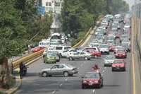 Largas filas de autos pudieron verse luego de que comenzara la construcción de un puente en el cruce de Churubusco y Cuauhtémoc