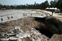 Trabajadores de distintas dependencias del Gobierno del Distrito Federal, el 9 de junio de 2006, participaron en las labores de limpieza y reparación del Lago Mayor de la tercera sección del Bosque de Chapultepec, que se vació por una oquedad que se formó por debajo de su base