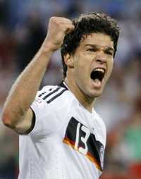 Michael Ballack selló el triunfo al anotar el tercer gol en la parte complementaria