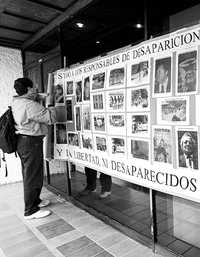 Las protestas contra los responsables de las desapariciones forzadas durante la guerra sucia han sido constantes durante años. Imagen de archivo frente a la desaparecida Fiscalía Especial para Movimientos Sociales y Políticos del Pasado