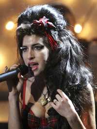 La chica mala del soul cautivó desde su disco Frank, de 2003. Regresó en 2006 y confirmó su talento con Back to Black. En la imagen, Amy Winehouse durante su actuación en los Brit Awards, este año