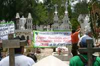 Integrantes del Movimiento Ecológico Zimapán Libre rindieron homenaje a los profesores Armando Zea Martínez y Pablo Arteaga Ramírez, que este lunes cumplen 17 años de haber sido asesinados en el municipio de Jacala, por su lucha en favor de la democratización del magisterio nacional