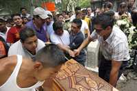 Familiares y amigos durante los funerales de Erika Rocha (arriba), y de Leonardo Amador, quienes murieron durante el tumulto causado por el operativo en la discoteca News Divine