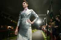 Creaciones de Alexander McQueen y Phil Smith fueron exhibidos en la pasarela