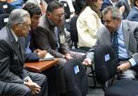 DEBATE PLURAL. El priísta Manuel Bartlett y Porfirio Muñoz Ledo, coordinador del FAP (en los extremos de la gráfica), platican durante el debate de la reforma energética en el Senado de la República