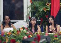 Foto de archivo de las colombianas Doris Torres y Marta Pérez y de la estudiante universitaria mexicana Lucia Morett Álvarez (derecha) durante una reunión en Managua con el presidente nicaragüense Daniel Ortega, quien les otorgó asilo político en el país centroamericano