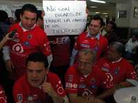 Diputados del PAN se pusieron la casaca de los Tiburones Rojos del Veracruz para ofrecer una conferencia de prensa en la que exigieron aclarar la venta del equipo. A la reunión llegaron priístas y supuestos aficionados del club, quienes acusaron a los panistas de usar el tema para atacar al gobierno estatal