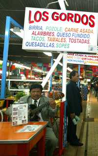 Músicos trasnochadores en el mercado de San Camilito