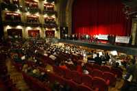 Trabajadores del INBA, anoche, duran la protesta que realizaron antes del comienzo de la función de Carmina Burana. Con mantas reclaman un "INBA sin mentiras" y "Queremos funcionarios honestos y capaces’’