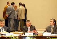 En imagen de archivo, los consejeros Andrés Albo Márquez y Leonardo Valdés Zurita, junto con el secretario ejecutivo del Instituto Federal Electoral, Edmundo Jacobo Molina