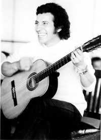 Víctor Jara junto a su inseparable guitarra, durante el gobierno de la Unidad Popular