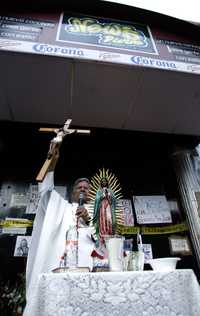 Frente a la puerta de la discoteca News Divine se celebró una misa para recordar a los fallecidos