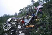 Imagen de archivo del fallecido ministro del Interior guatemalteco Vinicio Gómez. Abajo, socorristas examinan los restos del helicóptero que cayó en el norte del país, accidente en que murieron cuatro personas