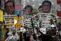 Aspecto de una de las manifestaciones que se observaron ayer en Tokio contra el G-8