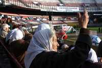 Ante una tribuna vacía en memoria de 30 mil desaparecidos durante la represión se jugó ayer un partido en el estadio River Plate, donde un 25 de junio de 1978, en plena dictadura militar, se jugó un Mundial de futbol que ganó Argentina