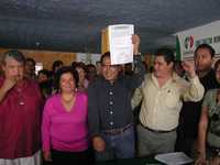 Integrantes de la comisión electoral municipal del PRI, encabezados por su presidente, Roberto Torres Aguirre, entregaron ayer mismo la constancia de mayoría a Héctor Astudillo Flores, quien contenderá por la alcaldía capitalina