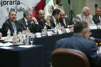 ENTRE IGUALES. Manlio Fabio Beltrones, Santiago Creel, Gustavo Madero, Carlos Navarrete, Pablo Gómez y Dante Delgado durante el debate de ayer en el Senado sobre la situación financiera de Pemex  