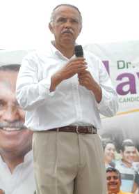 Miguel Ángel Navarro Quintero, candidato de la coalición PRD-PVEM, durante un acto proselitista en la plaza principal de Tepic