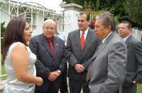 Beatriz Manrique, dirigente del Partido Verde Ecologista de México en Guanajuato; Luis Ruiz, de Convergencia; Miguel Ángel Chico, del Partido Revolucionario Institucional, y José Luis Barbosa, del Partido de la Revolución Democrática, acudieron ayer a la Procuraduría de los Derechos Humanos del estado, donde anunciaron que solicitarán la revocación del mandato del alcalde panista de León, Vicente Guerrero Reynoso, por promover y defender el uso de la tortura entre los policías del municipio