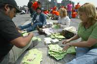 La labor de los voluntarios que impulsan la difusión de la consulta sobre la reforma energética han aumentado su labor en los días recientes