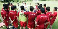 El técnico Efraín Juárez alecciona a sus pupilos ante la cercanía del torneo Apertura 2008