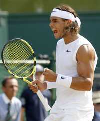 El suizo Roger Federer(arriba) y el español Rafael Nadal avanzaron a la última instancia del torneo de Wimbledon tras vencer al ruso Marat Safin y al alemán Rainer Schuttler, de manera respectiva