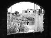 Aspecto de algunas casas abandonadas en lo que se proyectó como el fraccionamiento Hacienda de Santo Tomás, en Nicolás Romero, estado de México. Pocas personas viven en la comunidad, que carece de servicios básicos, y donde privan el vandalismo y la inseguridad