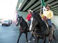 Más de 150 jinetes participan en la cabalgata que ayer partió de la entrada de Ciudad Juárez rumbo a Hidalgo del Parral, para conmemorar el aniversario luctuoso del general Francisco Villa