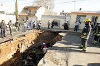 Grieta de 10 metros en la colonia Ejército de Oriente, en Iztapalapa. Imagen del 4 de febrero de 2008   