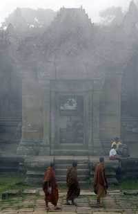 Monjes budistas caminan alrededor de las antiguas ruinas del templo Preah Vihear, declarado Patrimonio Mundial por la UNESCO, recinto que ha sido motivo de disputas entre Tailandia y Camboya