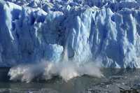 El hielo hecho astillas se desprende de uno de los lados de Perito Moreno, en el Parque Nacional Los Glaciares, cerca de El Calafate, Argentina