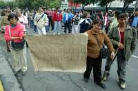 Maestros de la CNTE se manifestaron este miércoles frente a oficinas de la SEP, en demanda del reconocimiento de sus delegados sindicales de la sección 9