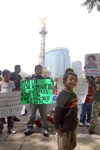 Pacientes del hospital siquiátrico infantil Juan N. Navarro junto con sus padres realizaron un mitin ayer frente a las oficinas de la Secretaría de Salud, en Reforma, para plantear a su titular no al cierre y sí a la remodelación del nosocomio