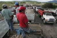 Integrantes de dos sindicatos de transporte de materiales para la construcción, durante un bloqueo en predios donde se edificarán unas 8 mil 500 casas