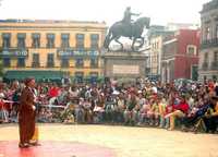 Ayer comenzaron las actividades de Iluminarte en la plaza Tolsá. Esta es la 12 versión del proyecto de promoción cultural del verano que organiza el Museo Nacional de Arte