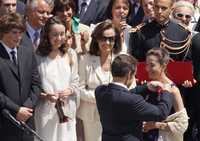 Ingrid Betancourt al ser condecorada por el presidente francés Nicolas Sarkozy con la orden de Caballero de la Legión de Honor, ayer en París. En la imagen, de izquierda a derecha observan sus hijos, Lorenzo y Mélanie, y su madre, Yolanda Pulecio. La ceremonia se realizó en el Palacio del Elíseo