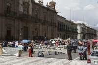 Integrantes de la Organización Independiente de Padres de Familia, durante la manifestación por calles de Morelia y el plantón frente a la casa de gobierno