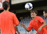 Rafa Márquez entrena con su compañero Bojan Krkic durante una práctica del Barcelona