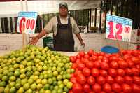 Encarecimiento de los artículos de la canasta básica. La imagen, en un mercado del sur de la ciudad de México