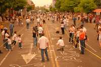 Manifestación en Culiacán. Cerca de 700 personas marcharon en silencio en la capital de Sinaloa por la violencia que impera en ese estado y por los asesinatos de personas inocentes derivados de enfrentamientos entre grupos de narcotraficantes. En el trayecto, los participantes dibujaron siluetas humanas sobre el asfalto. Durante este año han ocurrido alrededor de 550 homicidios en esa entidad