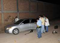 Tres personas ejecutadas en Culiacán fueron localizadas en un automóvil color gris sin placas. Se cree que uno de los asesinados es una persona que levantaron el sábado en el centro comercial Fórum, ya que coincide con la descripción. Las tres personas estaban en el asiento trasero del vehículo,el cual fue abandonado en una comunidad de la periferia de Culiacán