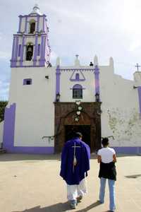 La Iglesia católica ve con preocupación que la vida cristiana ha perdido vigor. En la imagen, el templo de Chalmita, en Milpa Alta