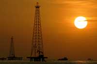 Pozo petrolero en el lago Maracaibo, Venezuela