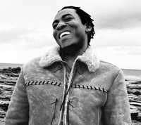 El bajista Richard Bona antes construía sus instrumentos, pero en Nueva York, indica, "no tienes que ir a la selva para cortar un árbol"