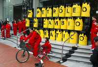 Manifestación de integrantes de la organización Greenpeace frente a la Secretaría de Energía, en la ciudad de México. Los ecologistas protestan contra la política de privatizar el petróleo y exigen mayor atención a medidas contra el calentamiento global