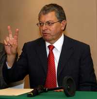 Manuel Camacho Solís, coordinador de la consulta ciudadana sobre Pemex, durante la conferencia de prensa de ayer