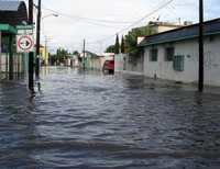 El gobierno municipal de Chihuahua y el Ejército Mexicano se reportan preparados para desalojar a las familias que residen en las colonias Felipe Ángeles, Andrés Figueroa, Pradera del Sol, La Cuesta e Infonavit Casas Grandes, en Ciudad Juárez, municipio afectado por los remanentes del huracán Dolly